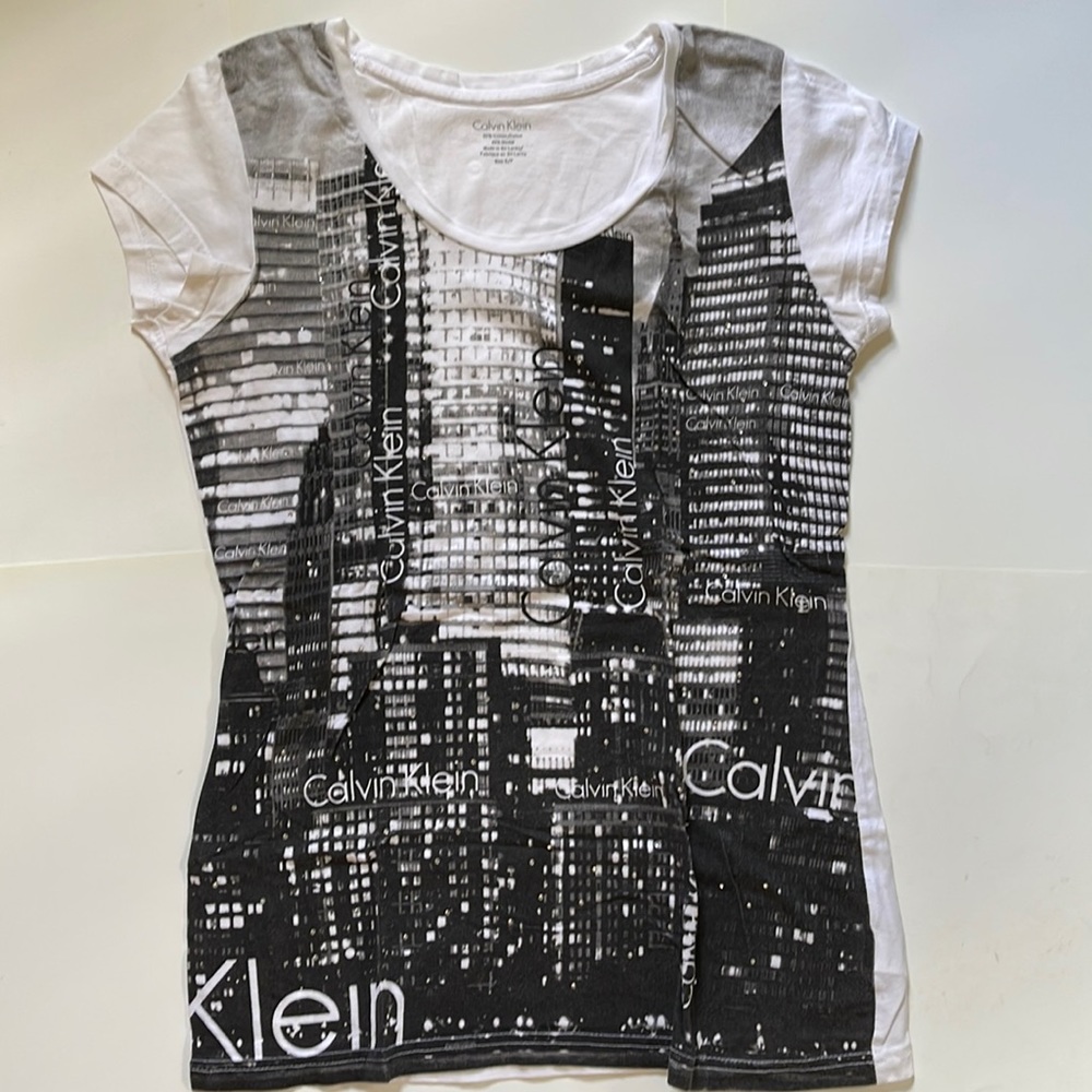 🌎 Calvin Klein Graphic T-shirt